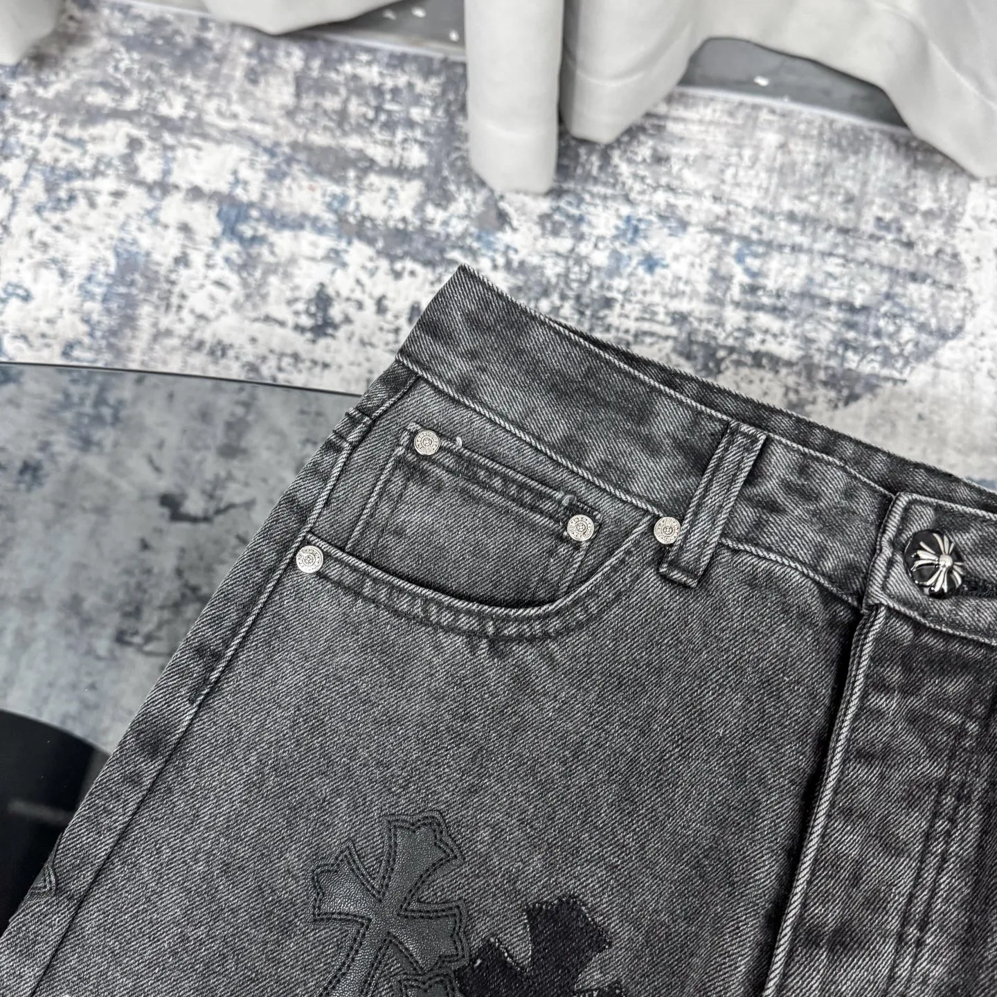 P300 CH Chromehearts black cross-stitched leather black and gray heavy-duty cow king jeans, cabinet price 74W level, patchwork cross pattern embellishment, washed jeans! ! An absolutely high-end luxury product, a 1.9W-level god-level single product, a super popular product, made by top heavy industry, a magic weapon that cannot be missed! [About Zangyin] This is an extremely luxurious fashion brand that can also be called the aristocracy of the high street. It has always been an exclusive brand for some hipsters or rich second generations. Compared with ordinary high streets, it is more luxurious and noble. Compared with luxury brands, it is more fashionable and individual. It has always been a brand that I have a special liking for. [Top heavy industry fashion design] Consistently high-street luxury style. Speaking of this style, the Zangyin family and GU family are definitely the leading representative brands. Especially the Zangyin family has really achieved a state-of-the-art effect in creating high-street style. The unique washed material is used to create this style. The color system is already quite eye-catching. After it is decorated with patchwork cross flowers, it cleverly highlights the charm of the brand. Secondly, this style uses classic The high-waist cutting design highlights the long legs and fashionable temperament of the upper body. The brand is highly recognizable and the slim fit configuration is more suitable for daily wear. It is a product that interprets personality, fashion, and specifications at a glance. This single product is enough to make any fan excited. It can be a white T-shirt for a youthful college style, or a tight suspender for a royal style. It has strong matching ability and can be easily controlled by men.  [Materials and craftsmanship] Needless to say, this point goes without saying. As an excellent craftsman brand, Zangyin’s requirements for details and craftsmanship are really perfect. The washed color of this model has gone through so many processes, not to mention the embellishment of denim appliques. It is also purely hand-made and sewn. Just like what they believe in, only hand-made things have soul and have the meaning of wear. A top-notch heavy-duty fashionable denim item, I look forward to your perfect interpretation! !  Color: black gray Size: 28-36